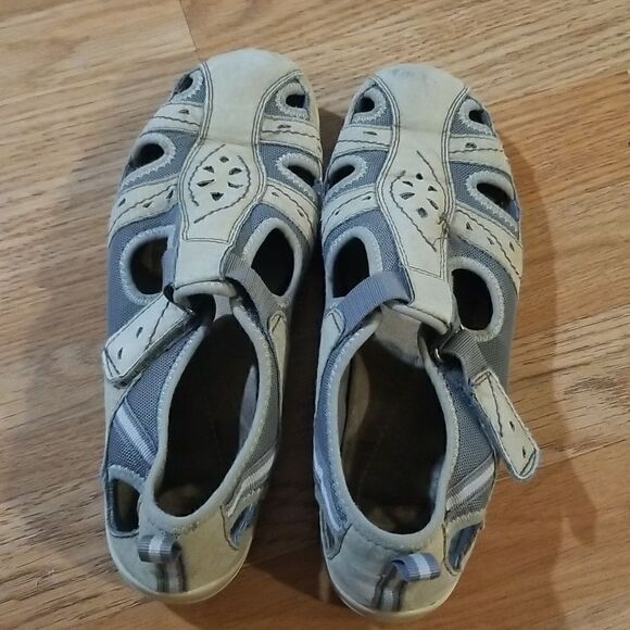 house walking shoes/ sandales  - Picture 1 of 7